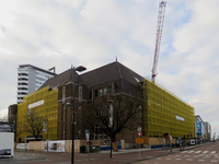 838865 Gezicht op de verbouwing van het voormalige Hoofdpostkantoor (Neude 11) te Utrecht, van bij de Loeff ...